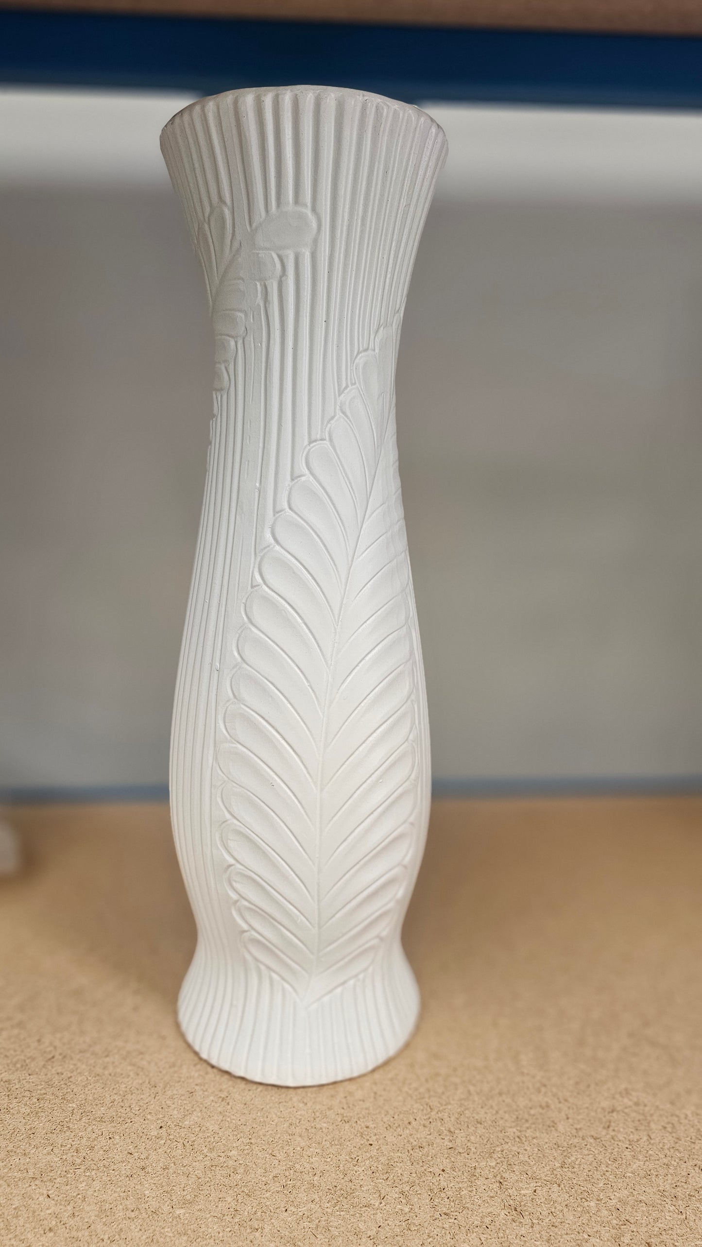 WV2 White vase M/L leaf