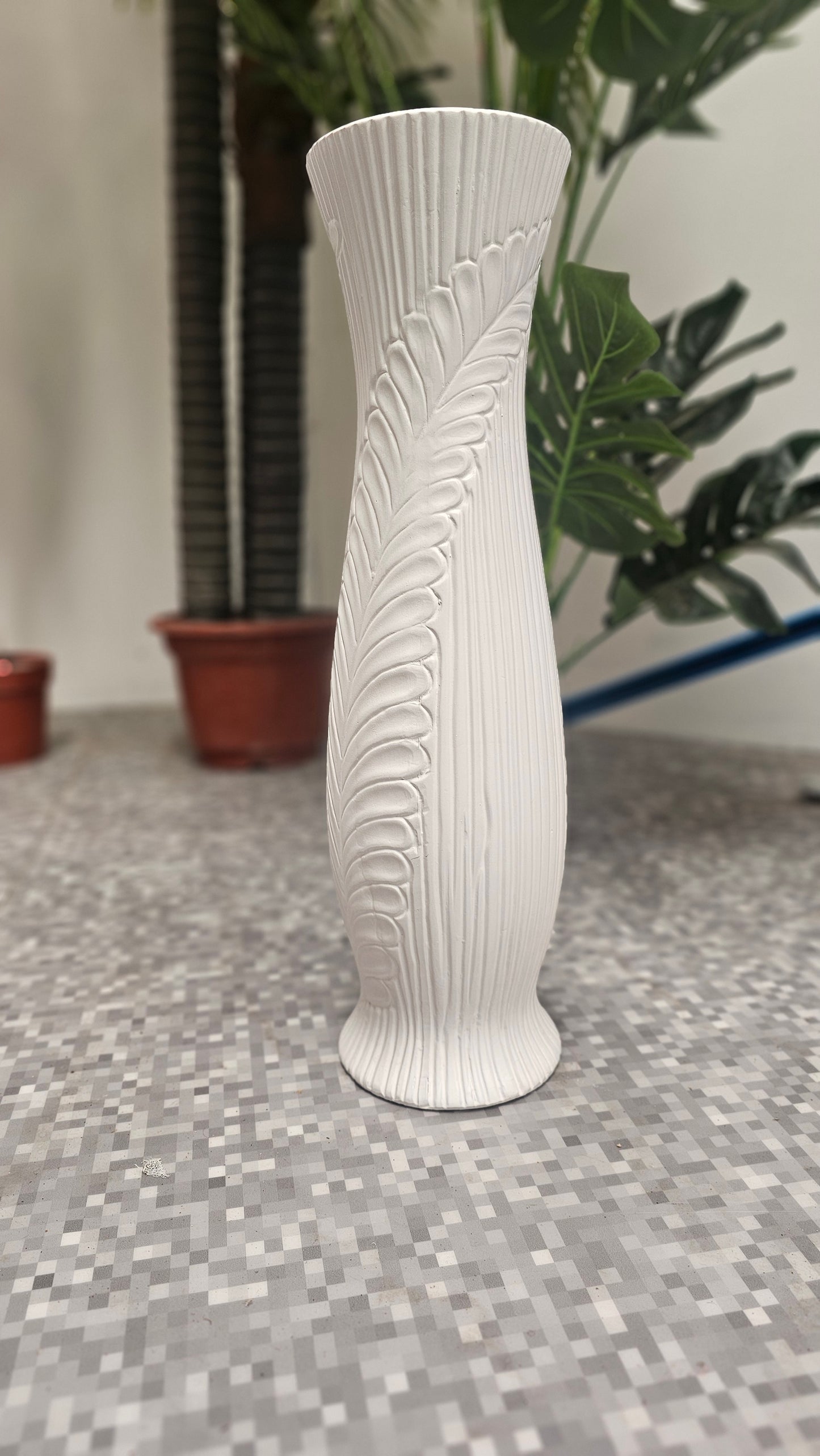 WV2 White vase M/L leaf